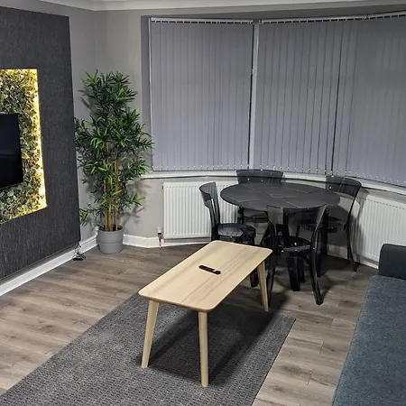 Apartment 2, Oakwood *